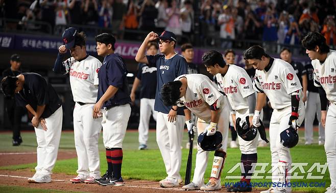 수비가 무너지며 안방 사직구장에서 13대0 참패한 롯데 자이언츠가 5연패에 빠졌다