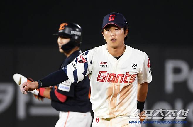 돌아온 유격수 전민재도 실책 포함 아쉬운 수비로 연패를 끊지 못했다.