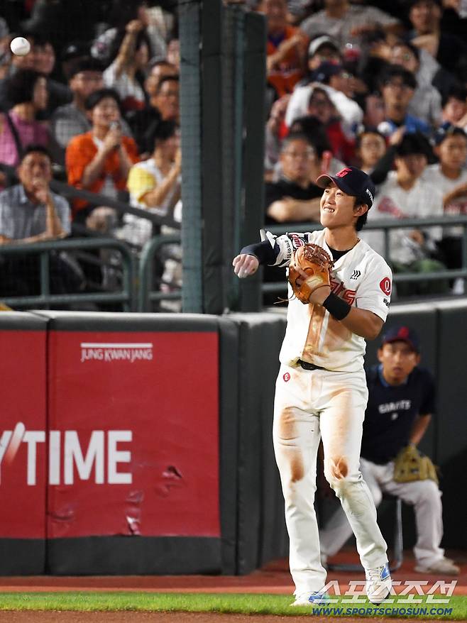 끝까지 몸을 던졌지만 포구에 실패한 유격수 전민재.