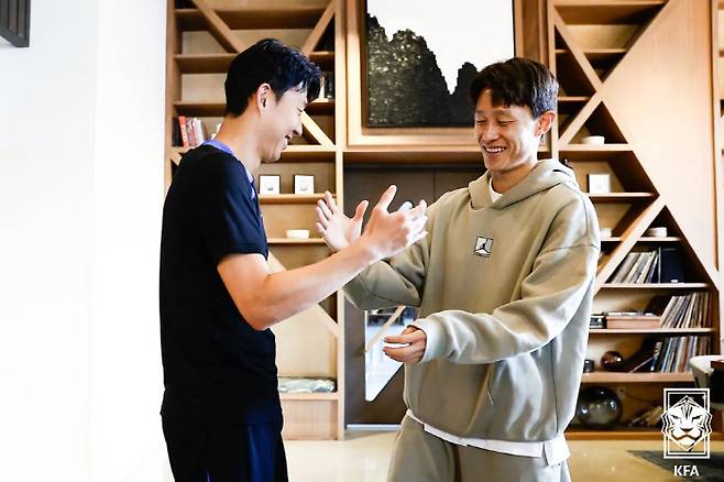 A매치 기간 첫 경기인 미국과의 평가전에서 햄스트링(허벅지 뒤 근육)을 다쳐 소속팀으로 조기 복귀하는 축구 국가대표팀 이재성이 9일(한국시간) 미국 테네시주 내슈빌 대표팀 숙소를 떠나며 주장 손흥민과 인사를 나누고 있다.<저작권자(c) 연합뉴스, 무단 전재-재배포, AI 학습 및 활용 금지>