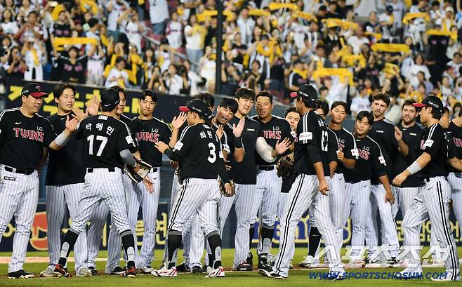 10일 서울 잠실구장에서 열린 LG-두산전. LG가 8대4로 승리했다. 선수들이 하이파이브하고 있다. 잠실=정재근 기자 cjg@sportschosun.com/2025.9.10/