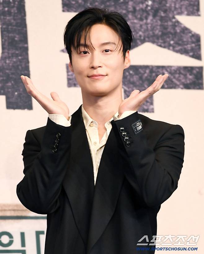 JTBC 토일드라마 '백번의 추억' 제작발표회가 11일 오후 서울 구로구 더링크호텔에서 열렸다. 배우 허남준이 포즈 취하고 있다.



'백번의 추억'은 1980년대 100번 버스 안내양 영례와 종희의 빛나는 우정과 운명적 남자 재필을 둘러싼 애틋한 첫사랑을 그린 청춘 멜로 드라마다. 김다미 신예은 허남준 주연. 양희승 극본, 김상호 연출. 13일 밤 첫 방송된다. 정재근 기자 cjg@sportschosun.com/2025.9.11/