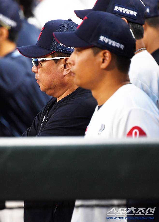 10일 부산 사직구장에서 열린 롯데 자이언츠와 한화 이글스의 경기. 롯데 김태형 감독이 생각에 잠겨 있다. 부산=박재만 기자 pjm@sportschosun.com/2025.09.10/