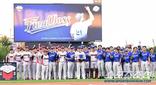 오승환 은퇴 투어 기념하는 양 팀 선수들.