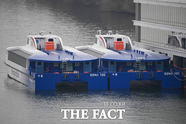 한강버스가 18일 정식 운항을 시작하는 가운데 '안전성 검증'에 대한 논란이 나왔다. /더팩트 DB