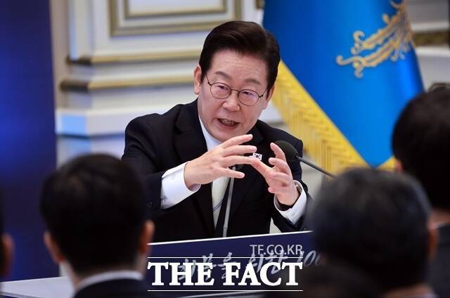 이재명 대통령은 11일 미국에 구금된 한국인 사태와 관련해 "(미국에) 진출한 우리 기업이 매우 당황스러운 상태일 것"이라며 한국 기업의 대미 투자가 부정적 영향을 받을 수 있다는 우려를 표했다. /뉴시스