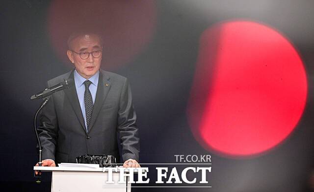 11일 서울 광화문 KT 사옥서 열린 소액결제 피해 관련 긴급 기자회견에서 김영섭 KT 대표가 브리핑하고 있다. /임영무 기자
