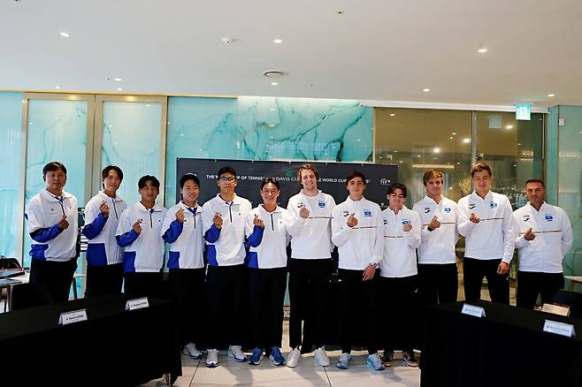 양국 선수단 단체사진