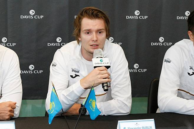 드로세리머니에서 인터뷰 중인 알렉산더 부블릭