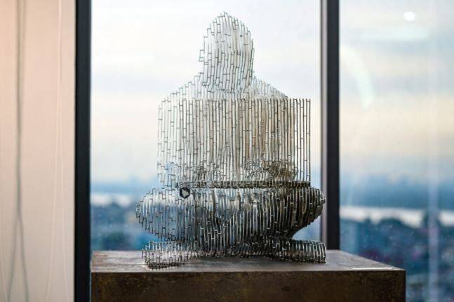 베트남 하노이에 설치된 암호화폐 비트코인을 만든 미스터리한 창시자 사토시 나카모토를 기리는 동상의 정면 모습. 베트남뉴스·VBA