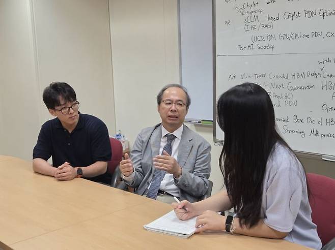 김정호 카이스트 교수가 학생과 HBM 연구 방향에 대해 논의하고 있다. 테라랩.