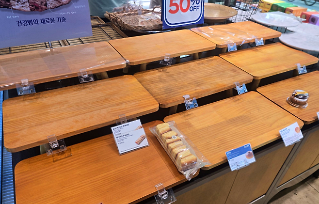 'T멤버십 고객 감사제' 관련 행사 당시 서울의 한 파리바게뜨 매장 모습. 매대가 텅 비어있다. SNS 캡처