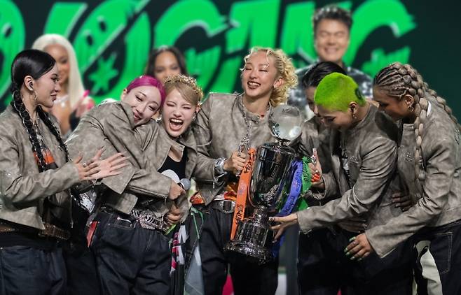 '스우파 3' 우승팀인 일본 댄스 크루 오사카 오죠 갱이 내부 갈등으로 분열 위기에 처했다. 리더 이부키가 '스우파 3' 콘서트에 불참하면서 갈등이 표면화됐다. 이부키는 주최 측의 불공정 계약을 주장했으나, 주최 측은 이부키 측 매니저의 불투명한 금전 요구를 문제 삼았다. 이부키를 제외한 6명의 멤버는 매니저의 출연료 미지급과 불투명한 정산을 폭로하며 이부키가 매니저 해임 약속을 지키지 않았다고 주장했다. 매니저는 횡령 의혹을 부인했으나 관련 입장문들은 모두 삭제됐다. 결국 이부키를 제외한 6명의 멤버만 부산 콘서트 무대에 오를 예정이다.