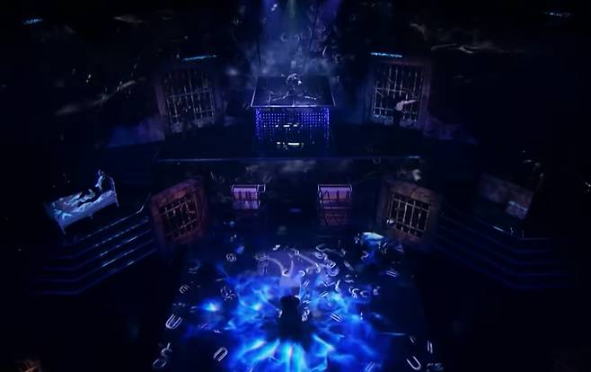 Mnet ‘보이즈 2 플래닛’이 9월 25일 저녁 8시 파주 CJ ENM 스튜디오센터에서 3,500명 규모로 파이널 생방송을 개최한다. 이번 시즌의 시그널송 ‘올라(HOLA SOLAR)’를 주제로 한 초대형 세트와 스타 크리에이터 현장 참여, 김재중의 MC 합류 등 역대급 무대로 세계관을 완성한다. 세미파이널을 통과한 16명만이 파이널에 진출하며, 4차 글로벌 투표는 12일 오전 10시 마감된다. 파이널 방청은 11일부터 14일까지 진행된다. 새 보이그룹 탄생의 현장이 될 ‘보이즈 2 플래닛’은 전 세계 팬들의 손끝에 달린 마지막 데뷔 무대를 준비 중이다. 방송은 9월 25일 목요일 저녁 8시이다.