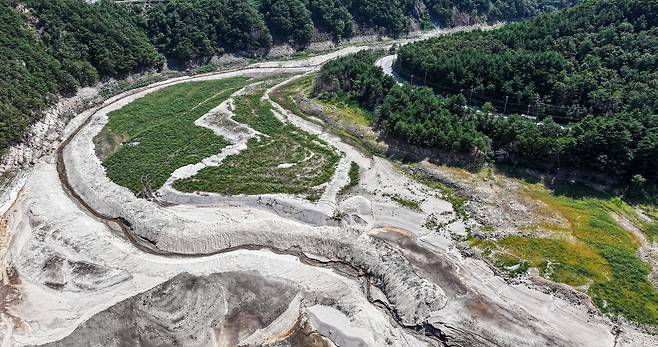지난 10일 오후 강원 강릉시 오봉저수지가 바짝 말라붙어 바닥을 드러내고 있다. /뉴스1