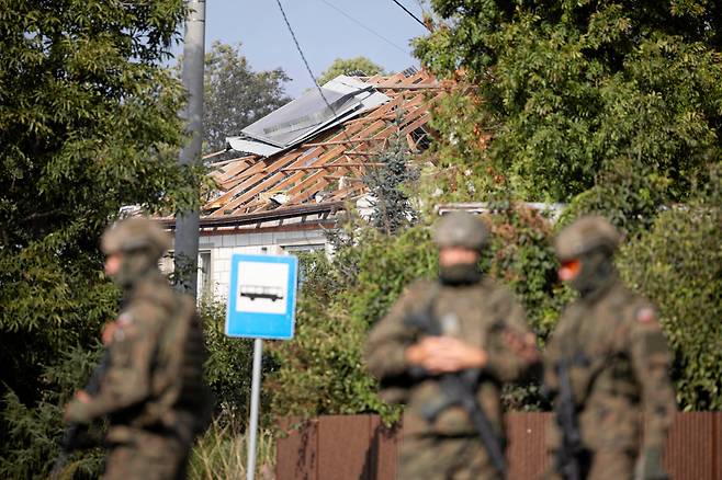 2025년 9월 10일 폴란드 비리키 시에서 러시아가 폴란드 영공을 드론으로 침공한 후, 주거용 건물에 충돌한 드론을 군인들이 수거하고 있다. /연합뉴스