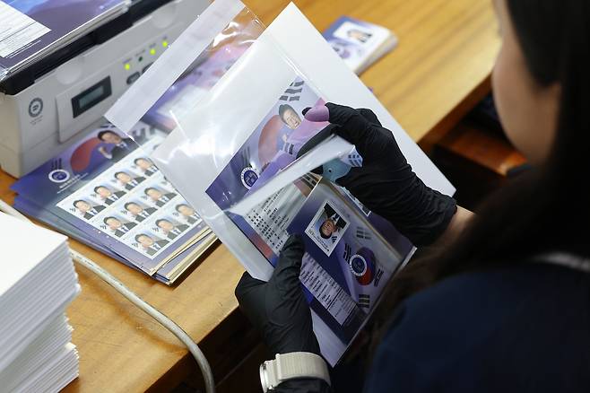 이재명 대통령 취임 100일 기념우표 판매가 시작된 11일 서울 중구 서울중앙우체국에서 직원이 우표를 정리하고 있다. /연합뉴스