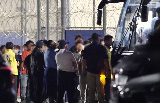 현대차-LG엔솔 배터리공장 건설 현장 직원들이 애틀랜타 공항으로 가기 위해 미국 조지아주 포크스턴의 이민세관단속국 구금시설에서 버스에 타고 있다. 사진=연합뉴스