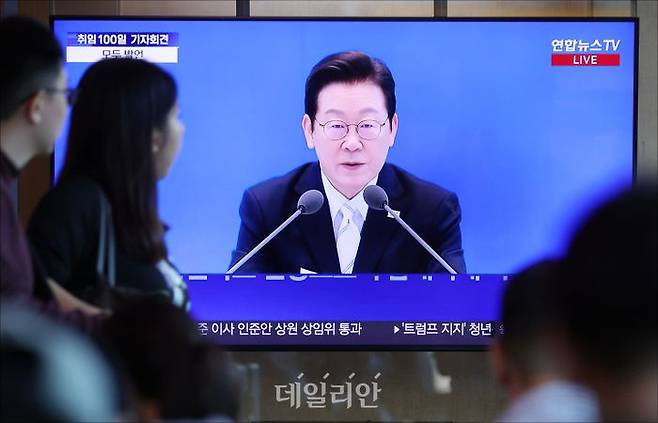 11일 오전 서울 용산구 서울역에서 시민들이 이재명 대통령 취임 100일 기자회견을 시청하고 있다. ⓒ데일리안 홍금표 기자