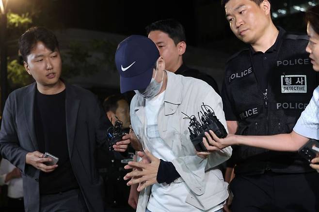 '삼부토건 주가조작' 사건으로 수사받다가 도주한 이기훈 삼부토건 부회장(겸 웰바이오텍 회장)이 경찰에 체포돼 11일 서울 종로구에 마련된 김건희특검 사무실로 들어서고 있다. ⓒ연합뉴스