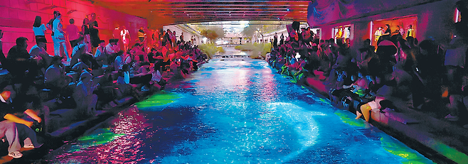 서울 종로구 청계천 광교 아래 및 광교갤러리에 전시된 몰입형 미디어아트 작품. 서울관광재단과 한국국제교류재단(KF)은 8일부터 21일까지 ‘서울의 물결, 공명의 밤’ 전시를 진행한다. 몰입형 미디어아트와 체험형 설치 작품을 결합한 이 행사는 올 5월 30일부터 운영되던 ‘청계 소울 오션’ 전시와 협력해 진행된다. 서울관광재단 제공