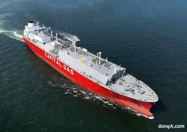 HD현대가 지난해 인도한 LNG운반선이 원격으로 시운전 중인 모습