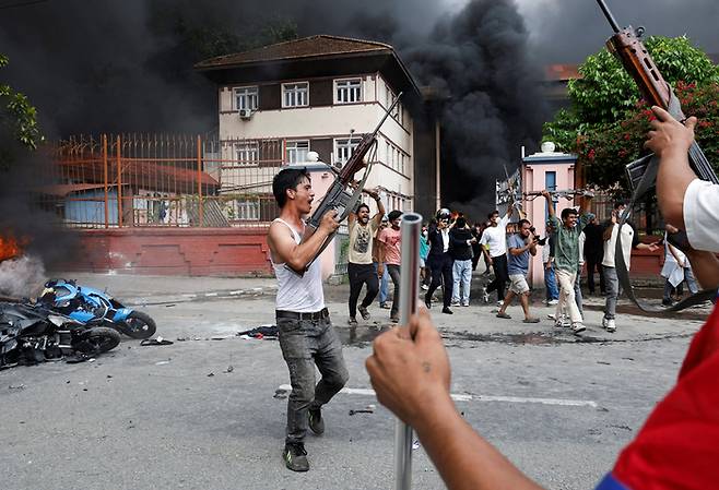 9일 네팔 카트만두 대법원 앞에서 반정부 시위대가 무기를 들고 있다. 사진=로이터 연합뉴스
