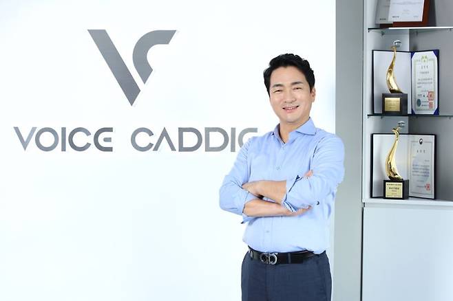 보이스캐디 김준오 대표가 사무실에서 포즈를 취하고 있다.브이씨 제공