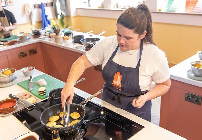 지난 9일(현지시간) 방문한 제이미 올리버 키친 스튜디오에서 셰프가 삼성전자 비스포크 AI 가전을 활용해 요리하고 있다. 삼성전자 제공