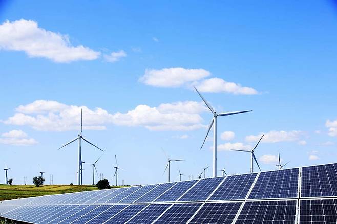 세계적으로 태양광발전과 풍력발전의 경제성은 점점 높아지고 있다. 게티이미지뱅크