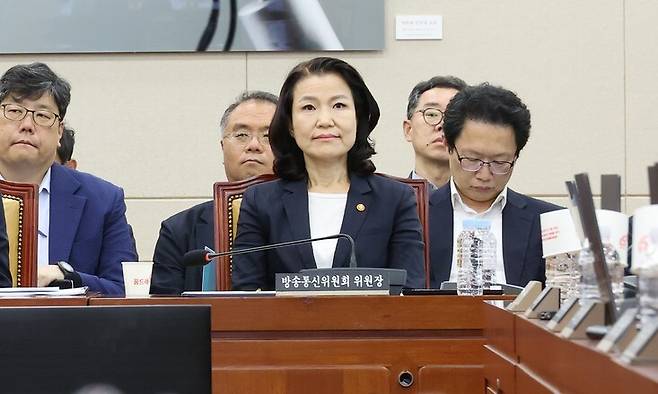 11일 서울 여의도 국회에서 열린 과학기술정보방송통신위원회 전체회의에 이진숙 방송통신위원장이 출석해 있다. 이날 위원회를 통과한 ‘방송미디어통신위원회 설치법안’이 국회 본회의를 통과해 시행되면 이 위원장은 자동 면직된다. 연합뉴스