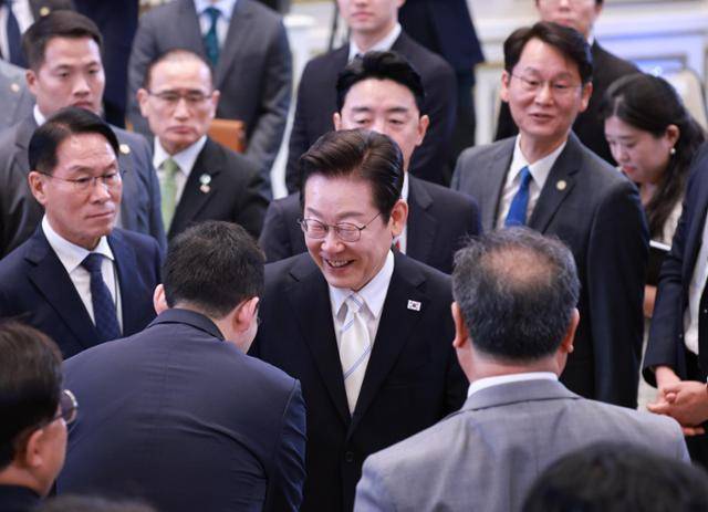 이재명 대통령이 11일 청와대 영빈관에서 열린 취임 100일 기자회견 '회복을 위한 100일, 미래를 위한 성장'을 마친 뒤 퇴장하며 취재진과 악수하고 있다. 뉴시스