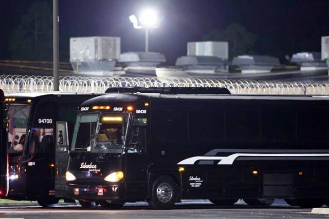 이민단속으로 체포됐던 한국인들을 미 조지아주 애틀랜타의 하츠필드-잭슨 애틀랜타 국제공항으로 이송할 버스가 11일 미국 조지아주 포크스턴의 이민세관단속국(ICE) 구금시설에 주차돼 있다. 포크스턴=연합뉴스