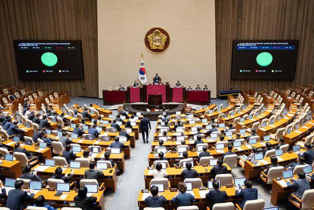 11일 서울 여의도 국회에서 열린 제429회 국회(정기회) 제4차 본회의에서 윤석열 전 대통령 등에 의한 내란·외환 행위의 진상규명을 위한 특별검사 임명 등에 관한 법률 일부개정법률안(대안)에 대한 수정안이 재석 165인, 찬성 163인, 기권 2인으로 가결되고 있다. 뉴스1