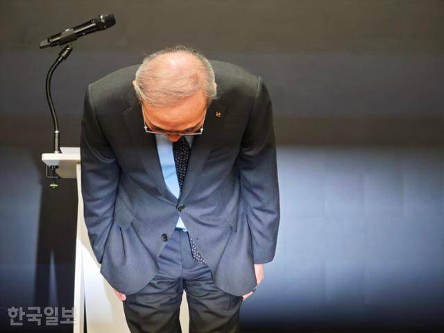 김영섭 KT 대표가 11일 서울 종로구 KT 광화문 사옥에서 열린 브리핑에서 고개 숙여 대국민 사과를 하고 있다. 김진욱 기자