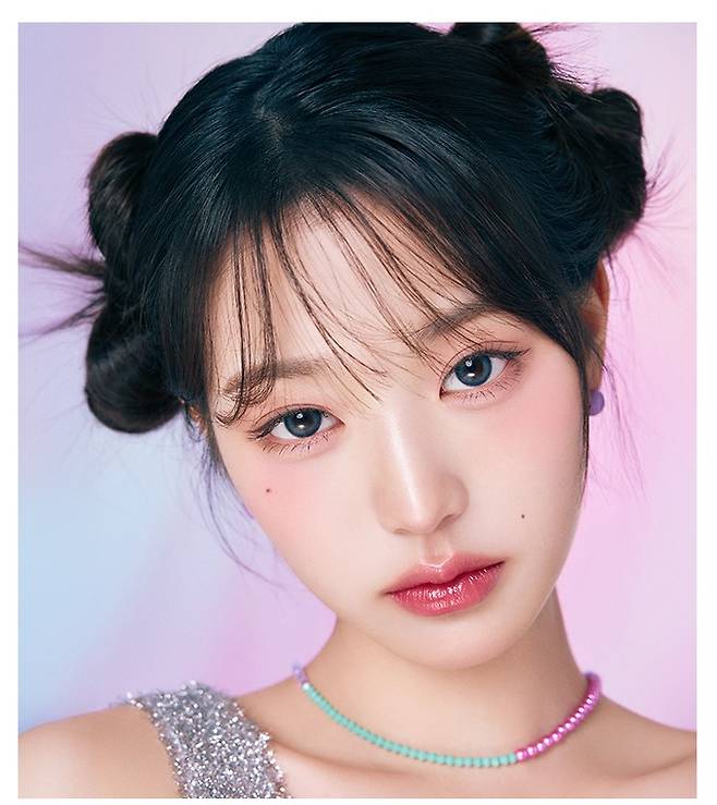 한국만의 빨간 볼 메이크업의 대명사가 된 '어뮤즈 모델 장원영. 어뮤즈 홈페이지 갈무리