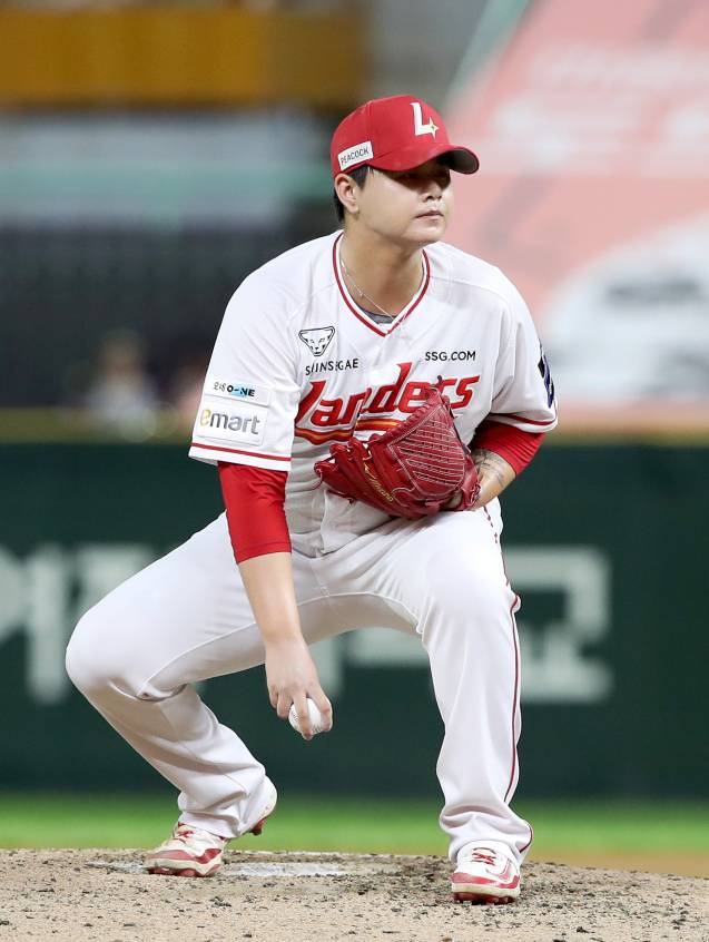 SSG 오른손 불펜 김민의 투구 전 모습. SSG 제공