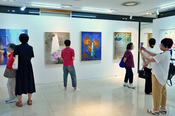 롯데마트 송파점 상설 미술 전시장 엠아트센터에서 전시를 보는 방문객들. [사진 롯데마트]