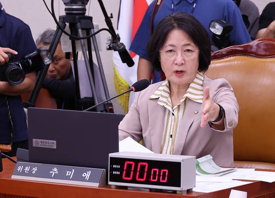 4일 국회에서 열린 법제사법위원회 전체회의에서 추미애 위원장이 회의를 주재하고 있다. 임현동 기자.