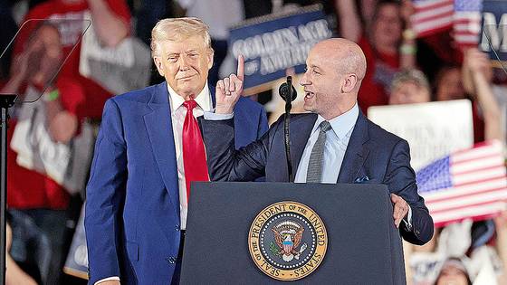 지난 4월 말 열린 도널드 트럼프 미국 대통령 취임 100일 기념행사에서 스티븐 밀러 백악관 부비서실장이 연설하고 있다. 밀러는 2015년 트럼프 대선캠프에 연설문 작성자로 합류한 뒤 1기 백악관에서 이민정책을, 2기 백악관에서는 이민을 포함한 모든 정책을 총괄한다. AFP=연합뉴스