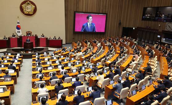 정청래 더불어민주당 대표가 9일 국회 본회의장에서 열린 교섭단체 대표연설에서 국민의힘 의원들 쪽을 바라보고 발언하고 있다. 임현동 기자