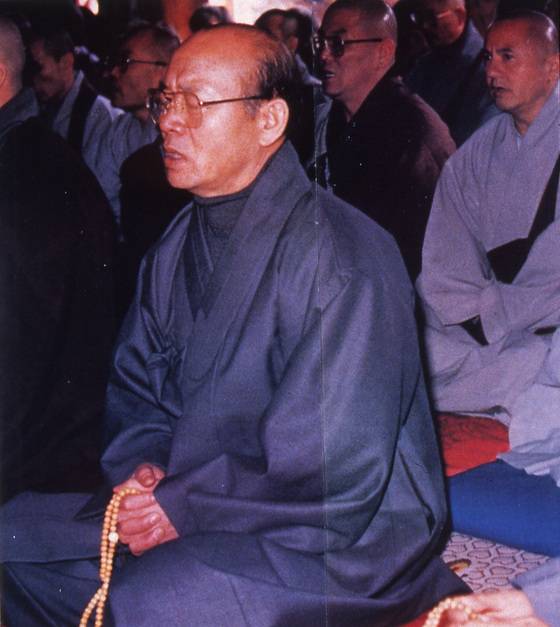 1985년 5월 여야가 국회 증언에 합의한 무렵 전두환 전 대통령이 백담사에서 큰 소리로 불경을 외우면서 예불을 올리고 있다. 그는 청와대의 국회 증언 요구에 여러 전제조건을 달며 버텼다. 중앙포토