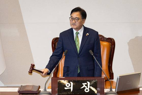 우원식 국회의장이 11일 서울 여의도 국회에서 열린 제429회 국회(정기회) 제4차 본회의에서 의사봉을 두드리고 있다. 뉴스1