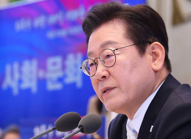 이재명 대통령이 11일 청와대 영빈관에서 열린 취임 100일 기자회견 '회복을 위한 100일, 미래를 위한 성장'에서 발언하고 있다. /대통령실통신사진기자단