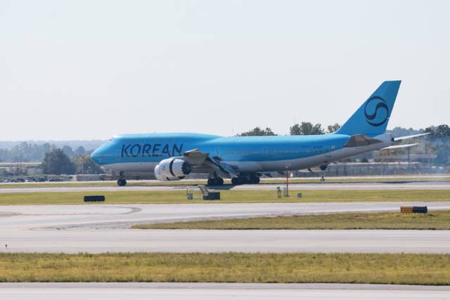 ▲ 미국 조지아주 현대차그룹-LG에너지솔루션 배터리 합작 공장(HL-GA 배터리회사) 건설 현장에서 구금된 한국인을 태울 대한항공 전세기가 10일(현지시간) 하츠필드-잭슨 애틀랜타 국제공항에 착륙하고 있다. 외교부는 이날 “조지아주에 구금된 우리 국민들의 현지 시간 10일 출발은 미측 사정으로 어렵게 됐다”고 밝혔다. 2025.9.11 연합뉴스