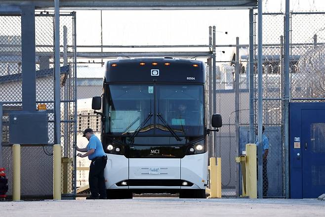 미국 이민당국에 구금된 한국인들을 데려오려던 전세기 출발이 미국측 사정으로 어렵게 된 10일(현지시간) 한국인들이 수감돼 있는 조지아주 포크스턴의 이민세관단속국(ICE) 구금시설에 주차돼 있던 버스가 이동하고 있다. 연합뉴스