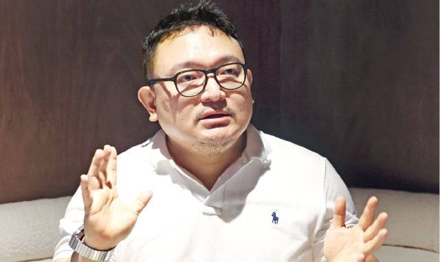 이해영 감독이 서울 성북동의 한 카페에서 한국경제신문과 인터뷰하고 있다. 문경덕 기자