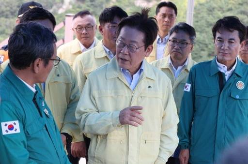 김홍규 강릉시장(왼쪽)이 지난 30일 이재명 대통령과 강원 강릉시 성산면 오봉저수지를 방문해 얘기하고 있다.(사진=김범준 기자)