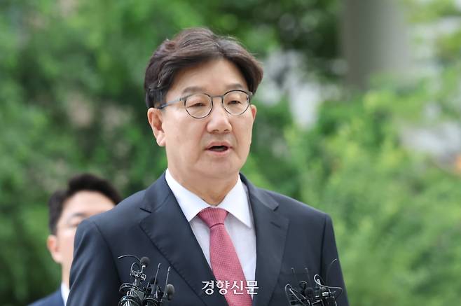 통일교 청탁 의혹을 받는 권성동 국민의힘 의원이 지난달 27일 서울 종로구 KT 광화문빌딩에 마련된 김건희 여사 관련 의혹을 수사하는 민중기 특별검사팀에 피의자 신분으로 출석하고 있다. 한수빈 기자