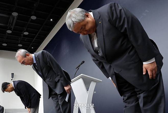 KT 김영섭 대표를 비롯한 임직원들이 11일 서울 종로구 KT 광화문빌딩 웨스트 사옥에서 최근 발생한 소액결제 피해와 관련해 고개 숙여 사과하고 있다. 왼쪽부터 서창석 KT 네트워크부문장 부사장, 김 대표, 이현석 커스터머부문장 부사장.  사진공동취재단